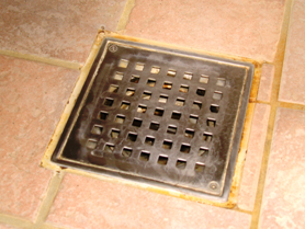 Start med at skrue de 2 små skruer af i hjørnerne (De er meget korte og kan nemt blive væk!)