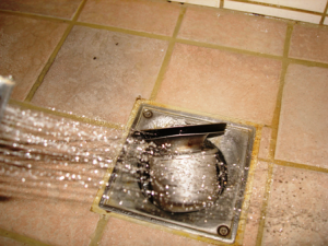 Spul vandlåsen med bruseren