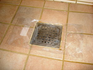 TIP! Hvis du er bortrejst i længere tid, eller hvis du har 2 badeværelser og kun bruger det ene, så kan du med fordel afdække risten med en plastpose. Afdækningen forhindrer vandet i at fordampe fra vandlåsen. (Det stinker ret kraftigt af kloak såfremt vandlåsen er tom)