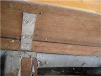 Her ser du, hvordan de inderste 2 brædder er skruet sammen på undersiden. Det er forholdsvis nemt at løfte brættet op, når de 3 torx skruer er fjernet.