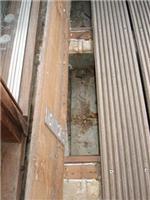 Løft afdækningen op, så den vipper "ind mod lejligheden". Du kan med fordel bruge en bred skruetrækker eller en træpallet - den sidder ikke ret fast når torx skruerne er afmonteret.