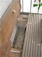 Det er vigtigt, at du fjerner jord og blade, således nedløbsrøret ikke tilstoppes.